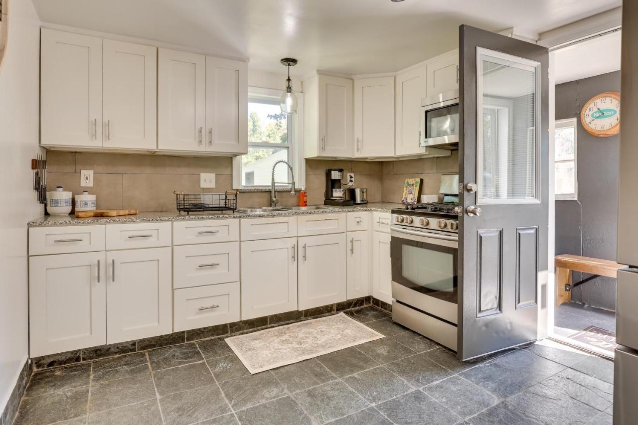 Modern Northfield Cottage With Yard! 외부 사진